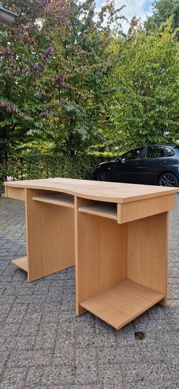 Mooi (computer)bureau met uitschuifbare planken beschikbaar voor biedingen