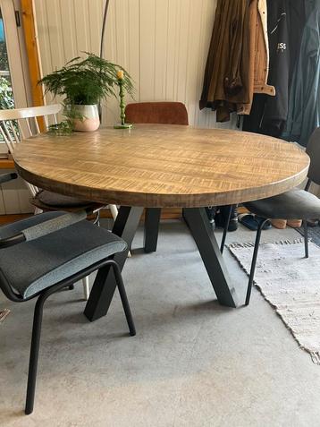 Ronde eettafel hout beschikbaar voor biedingen