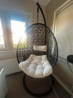 Zwarte ei Stoel met Crème/Witte Kussens, Huis en Inrichting, Stoelen, Ophalen, Zo goed als nieuw