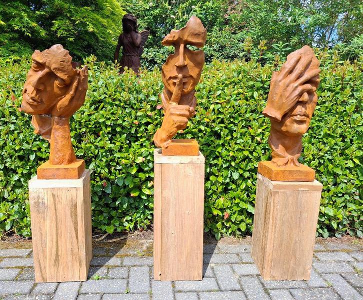 De grote gietijzeren beelden horen zien zwijgen binnen., Tuin en Terras, Tuinbeelden, Nieuw, Metaal, Ophalen of Verzenden
