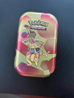 Pokemon tin + 50 Pokemonkaarten, Ophalen of Verzenden, Zo goed als nieuw, Meerdere kaarten