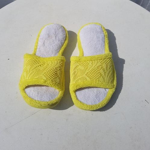 Leuke gele thuis / huis slippers. Mt 38-39 Merk Dreamfoams, Kleding | Dames, Schoenen, Zo goed als nieuw, Pantoffels of Sloffen