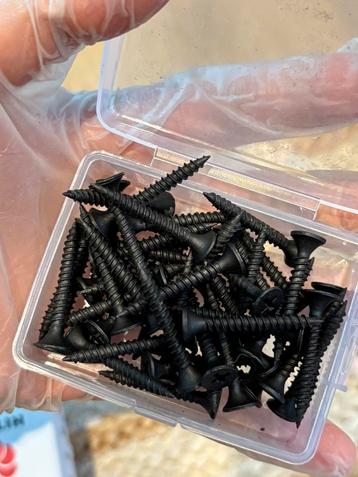 Vijf doosjes zwarte spijkers, elk ongeveer 3 cm lang beschikbaar voor biedingen