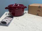 NIEUWE Staub 24 cm Bordeaux in de doos, Huis en Inrichting, Keuken | Potten en Pannen, Gietijzer, Nieuw, Ophalen of Verzenden