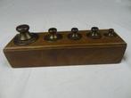 Houten blok met vijf koperen gewichtjes, Antiek en Kunst, Ophalen of Verzenden, Koper