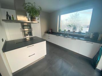 Mat witte moderne keuken met schiereiland beschikbaar voor biedingen