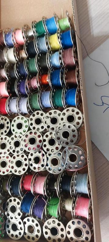 74 Naaimachine Spoeltjes met Garen - Diverse Kleuren beschikbaar voor biedingen