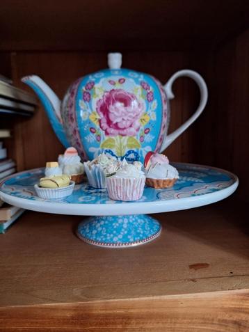 Mooie etagere en theepot van Pip florial beschikbaar voor biedingen