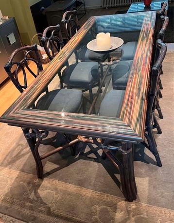 Eetkamer tafel met 6 stoelen beschikbaar voor biedingen