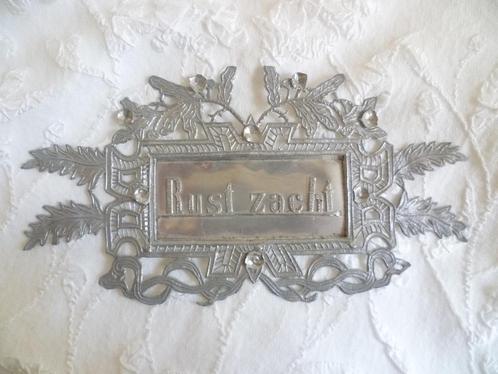 antiek metalen graftrommel plaatje/schildje 'Rust Zacht'..., Antiek en Kunst, Curiosa en Brocante, Verzenden