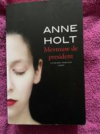 Anne Holt  Mevrouw de president, Boeken, Amerika, Ophalen of Verzenden, Zo goed als nieuw