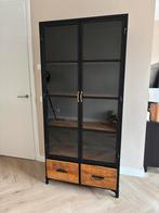 Prachtige industriële vitrinekast met mangohout, Huis en Inrichting, Ophalen, 50 tot 100 cm, Zo goed als nieuw, Met lade(s)