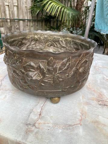 Antieke Koperen  Jardiniere met Bloemenreliëf beschikbaar voor biedingen