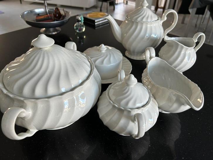Klassiek wit porseleinen servies –compleet/goede staat!!, Huis en Inrichting, Keuken | Servies, Zo goed als nieuw, Schaal of Schalen