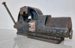 Vintage pre-45 bankschroef Triumph - 70 DRGM, serienr 8126/2, Ophalen