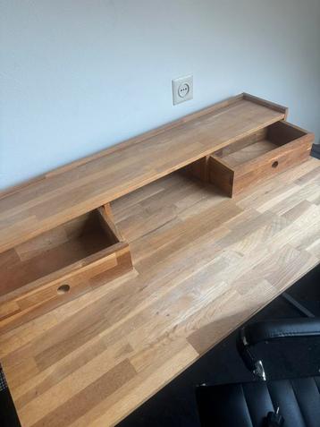 Bureau met stoel erbij beschikbaar voor biedingen