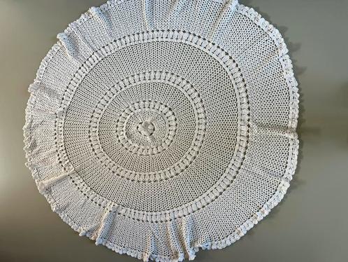 Rond gehaakt kleed kleur wit katoen afmeting 126cm diameter, Antiek en Kunst, Antiek | Kleden en Textiel, Ophalen of Verzenden