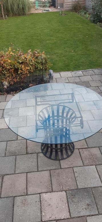 Ronde glazen buitentafel .. beschikbaar voor biedingen