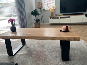 Salontafel met massief eiken blad, stalen poten beschikbaar voor biedingen
