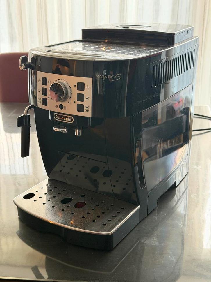 DeLonghi Magnifica S Volautomaat Koffiemachine, Witgoed en Apparatuur, Koffiezetapparaten, Gebruikt, Koffiebonen, Espresso apparaat