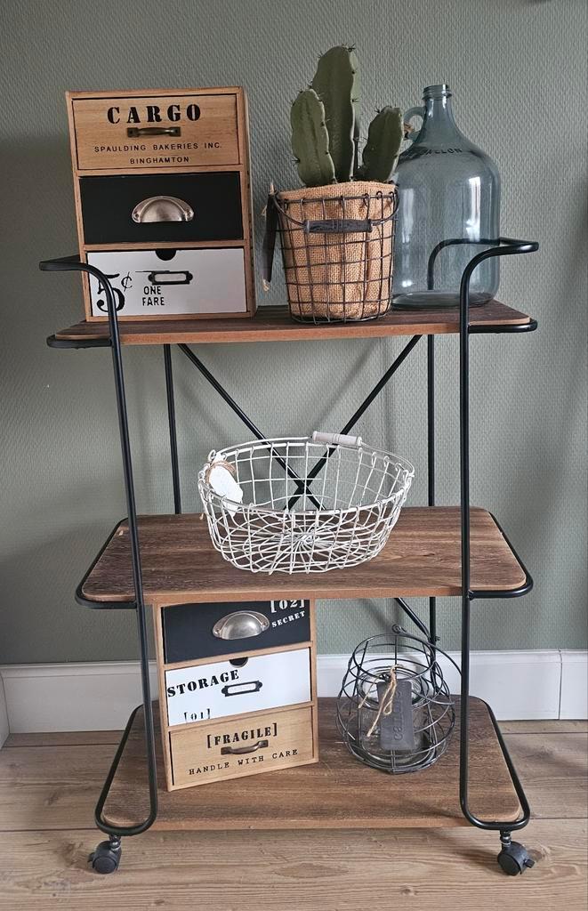 Industriële trolley met 3 etages, Huis en Inrichting, Kasten | Wandmeubels, Zo goed als nieuw, Minder dan 100 cm, Minder dan 150 cm