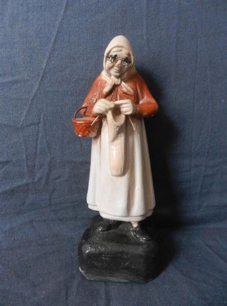 Gipsen sculptuur Staand breiend vrouwtje, ca 1920-1930 h. 19, Antiek en Kunst, Kunst | Beelden en Houtsnijwerken, Ophalen of Verzenden