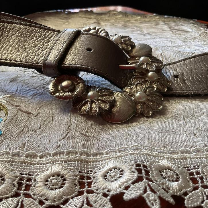 ZELDEN GEDRAGEN ZILVERKLEURIGE LEREN DAMESRIEM MET BLOEMGESP, Kleding | Dames, Riemen en Ceinturen, Gedragen, Tailleriem, 100 cm of meer