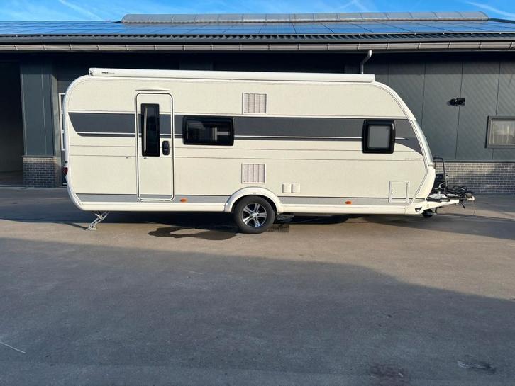 Hobby 560 KMFe De Luxe, Caravans en Kamperen, Caravans, Particulier, tot en met 6, 1250 - 1500 kg, Treinzit, Hobby, Lengtebed
