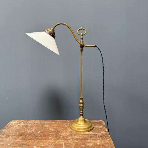 Oude verstelbare messing tafellamp met opaline glazen kap, Huis en Inrichting, Lampen | Tafellampen, 50 tot 75 cm, Glas, Overige materialen