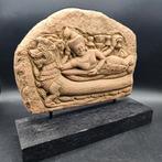 Zandsteen Reliëf Sculptuur Stèle  Liggende Vishnu 26x18,5cm, Antiek en Kunst, Ophalen of Verzenden