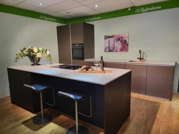 Zeer luxe Next 125 eiland keuken,kookplaat met bladafzuiging beschikbaar voor biedingen