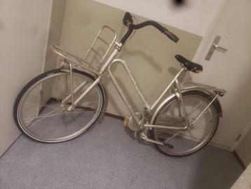 Oldtimer fiets beschikbaar voor biedingen