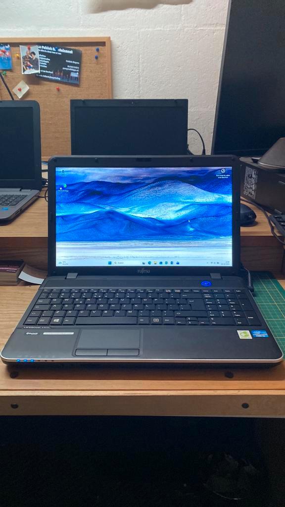 Uitstekende Fujitsu i3 + Windows 11 + HDMI + Adapter, Computers en Software, Windows Laptops, Zo goed als nieuw, 15 inch, SSD