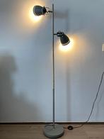 Vloerlamp metaal en hout(look) twee spotjes Loods5, Huis en Inrichting, Lampen | Vloerlampen, Ophalen of Verzenden, Zo goed als nieuw
