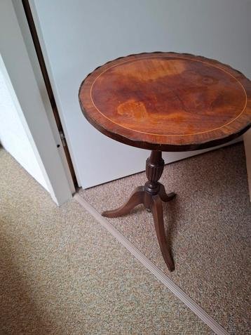 Klassiek Houten Bijzettafeltje beschikbaar voor biedingen