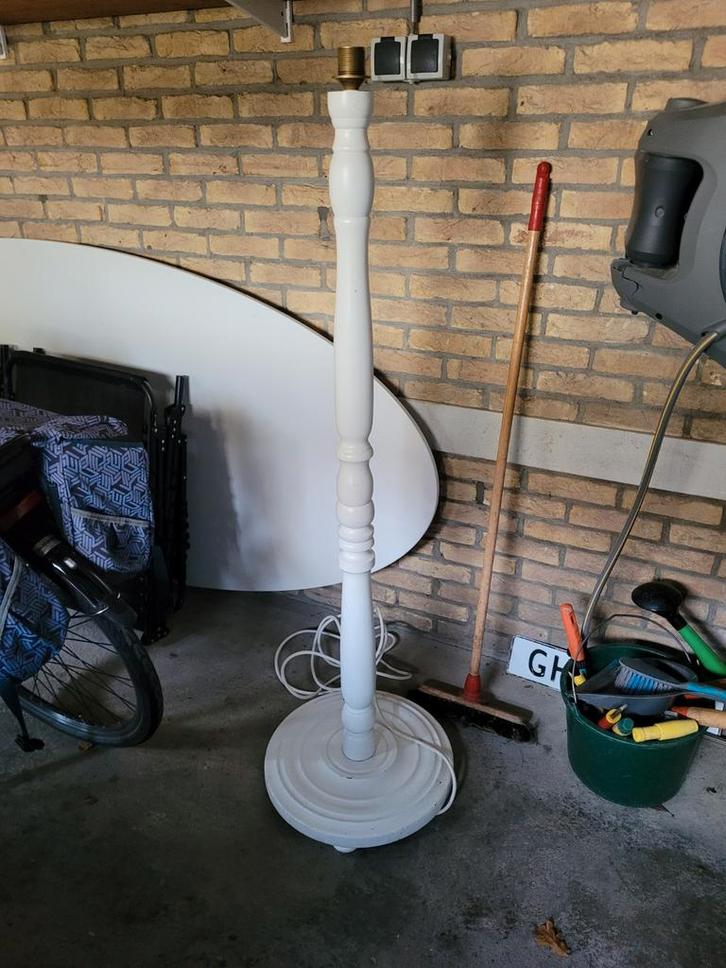 Landelijke Staande Lampenvoet - Wit Hout, Huis en Inrichting, Lampen | Vloerlampen, Gebruikt, 100 tot 150 cm, Hout, Ophalen
