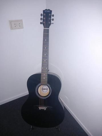 ZWARTE AKOESTISCHE GITAAR MET BENODIGDHEDEN & EXTRA'S beschikbaar voor biedingen