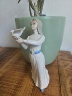 Tengra Porselein Beeldje Meisje met Duif, Antiek en Kunst, Ophalen of Verzenden