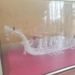 Indrukwekkende glazen Chinese drakenboot in vitrine 2604, Antiek en Kunst, Ophalen of Verzenden