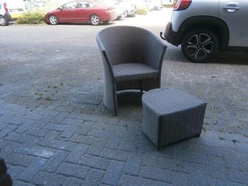 tafel met rieten stoel hooker beschikbaar voor biedingen