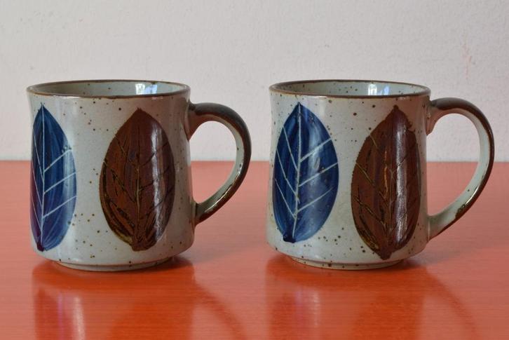 Set van 2 retro vintage jaren 70 mokken - Funky bladdecor, Huis en Inrichting, Keuken | Servies, Zo goed als nieuw, Kop(pen) en/of Schotel(s)