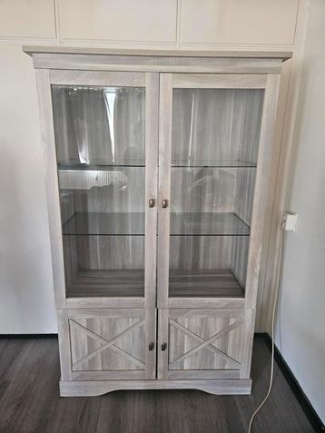 Eikenhouten Vitrinekast te koop beschikbaar voor biedingen