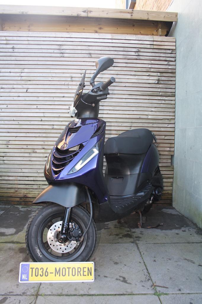 Zip 4t 50cc brom 2015, Fietsen en Brommers, Brommeronderdelen | Scooters, Zo goed als nieuw, Piaggio, Blok, Ophalen of Verzenden