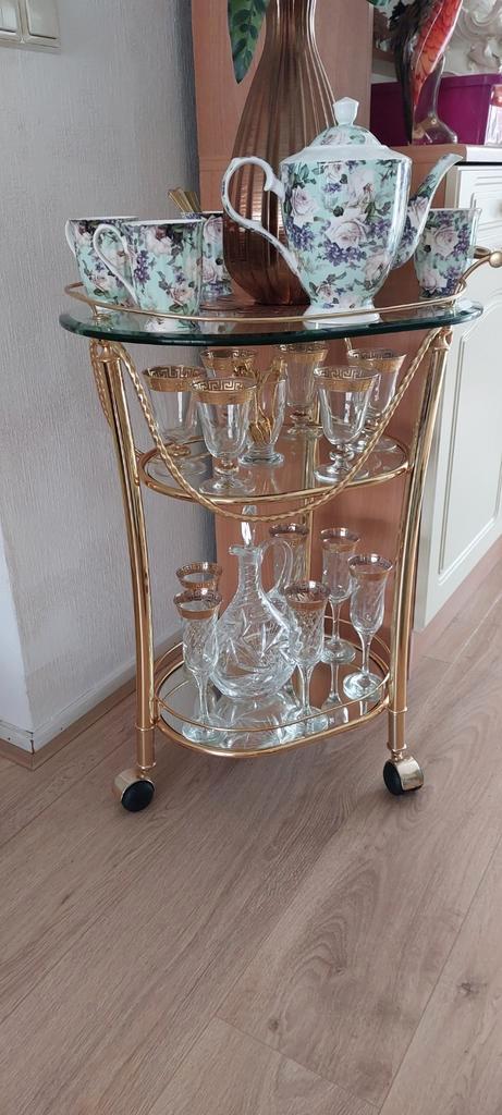 Gouden serveerwagen met glazen en theeservies, Huis en Inrichting, Tafels | Salontafels, Minder dan 50 cm, 50 tot 100 cm, Ovaal
