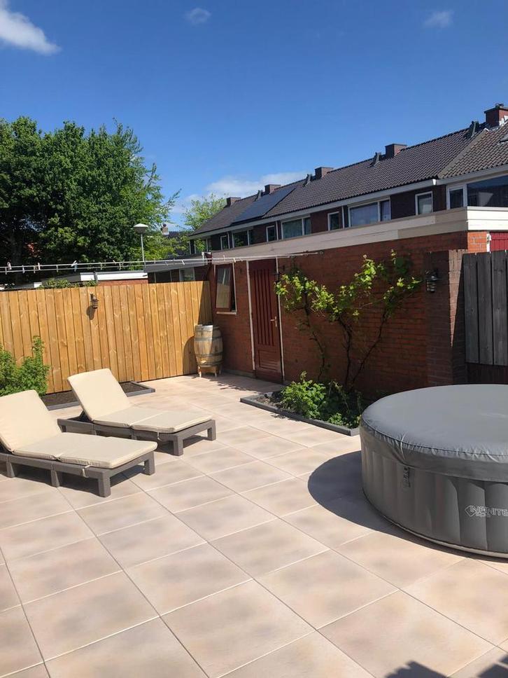 Te huur prachtige comfortabele jacuzzi, Tuin en Terras, Bubbelbaden en Hottubs, Zo goed als nieuw, Opblaasbaar, Afdekzeil, Grondzeil