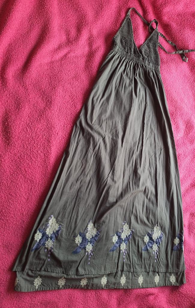 Prachtige gevoerde jurk met borduursel en gehaakte V-hals, Kleding | Dames, Jurken, Zo goed als nieuw, Maat 38/40 (M), Grijs, Onder de knie