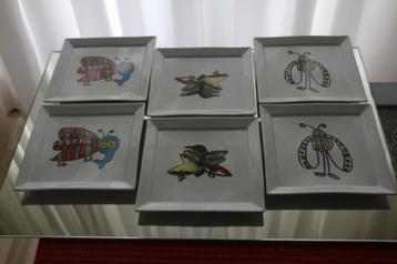 Set gedecoreerde schotels beschikbaar voor biedingen