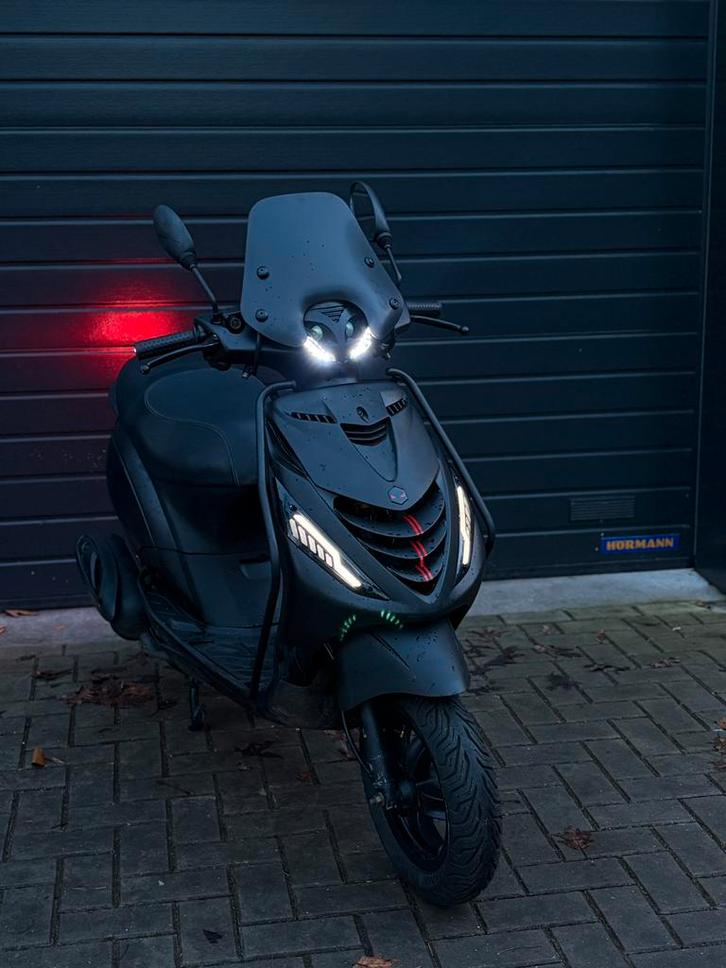 Piaggio zip 2017, Fietsen en Brommers, Scooters | Piaggio, Zo goed als nieuw, Zip, Maximaal 45 km/u, Benzine, Ophalen