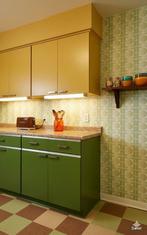 14055 Zachtgroen vinylbehang retro cirkels en rust swiet, Verzenden, 75 m² of meer