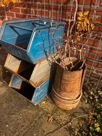 Industriële Stapelbakken beschikbaar voor biedingen